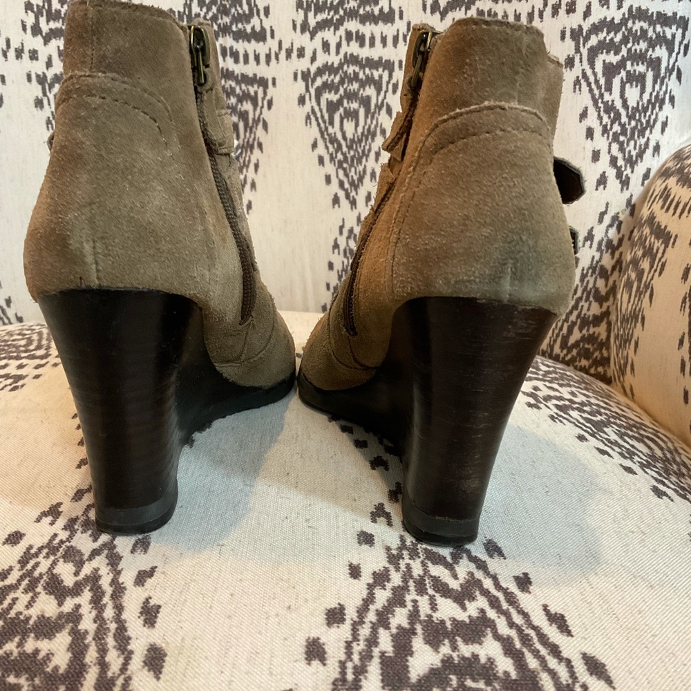 Franco Sarto Brown Suede Buckle Wedge Boot Sz 6.5 - Picture 7 of 13